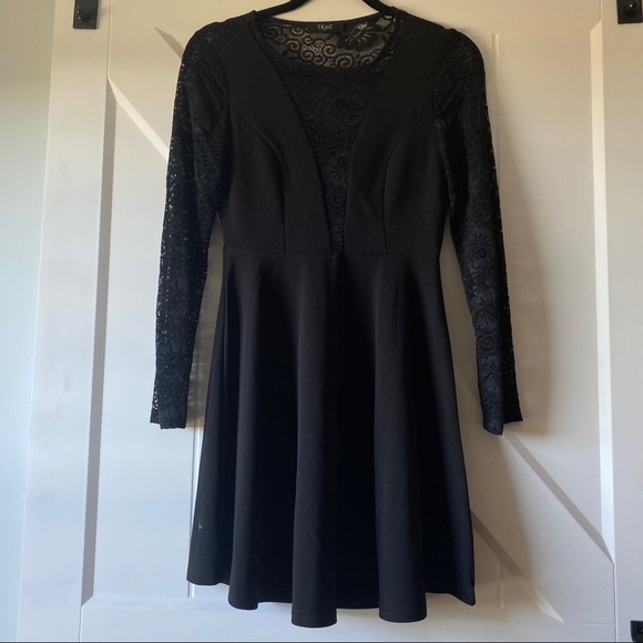 TRAC | Dress - Picture 2 of 7